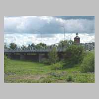 111-1283 Blick ueber die weitlaeufige Pregelbruecke auf den Kirchturm von Wehlau. Ein Bild wie aus alten Tagen (22.05.2004).JPG